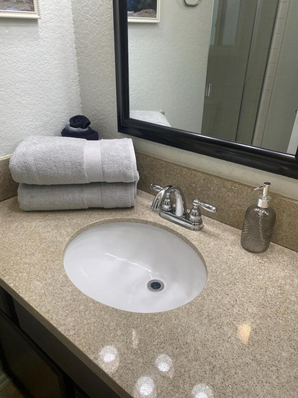 Parking,pet,2bd,2b,wifi,smart Tvs,walk To Food,fun Long Beach