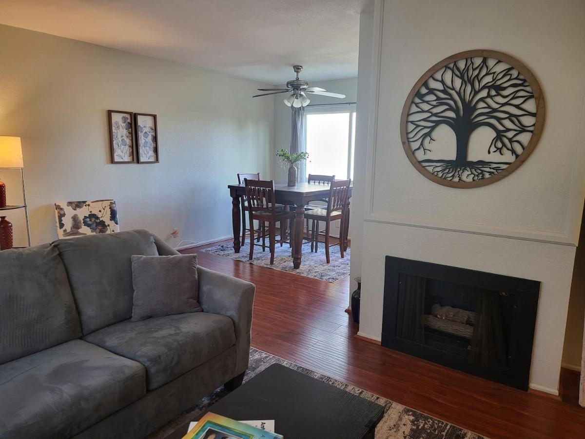 Parking,pet,2bd,2b,wifi,smart Tvs,walk To Food,fun Apartment *