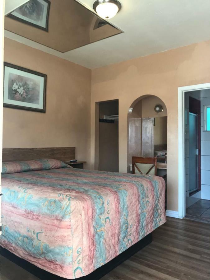 Raymoure Motel *