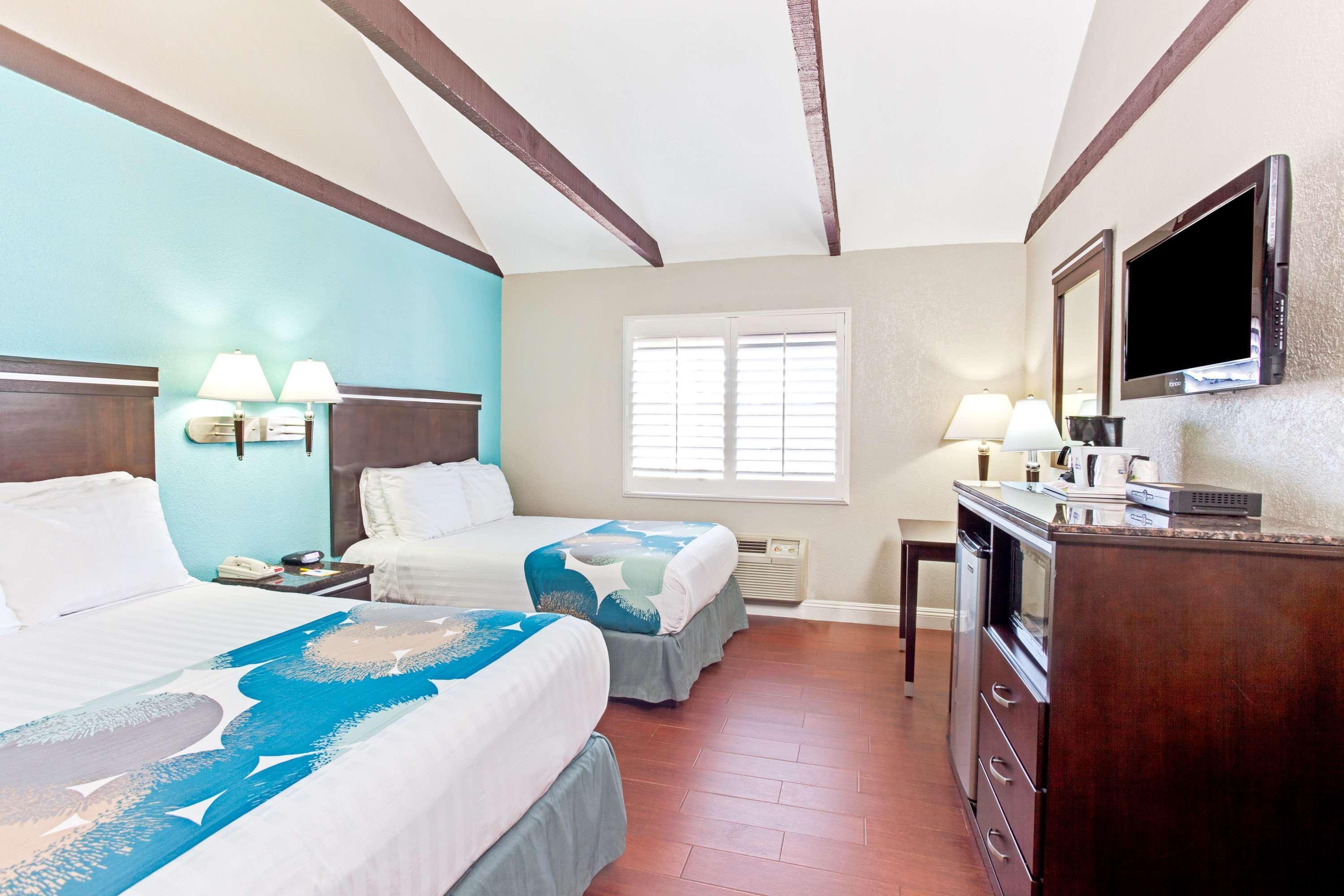 Hotel &