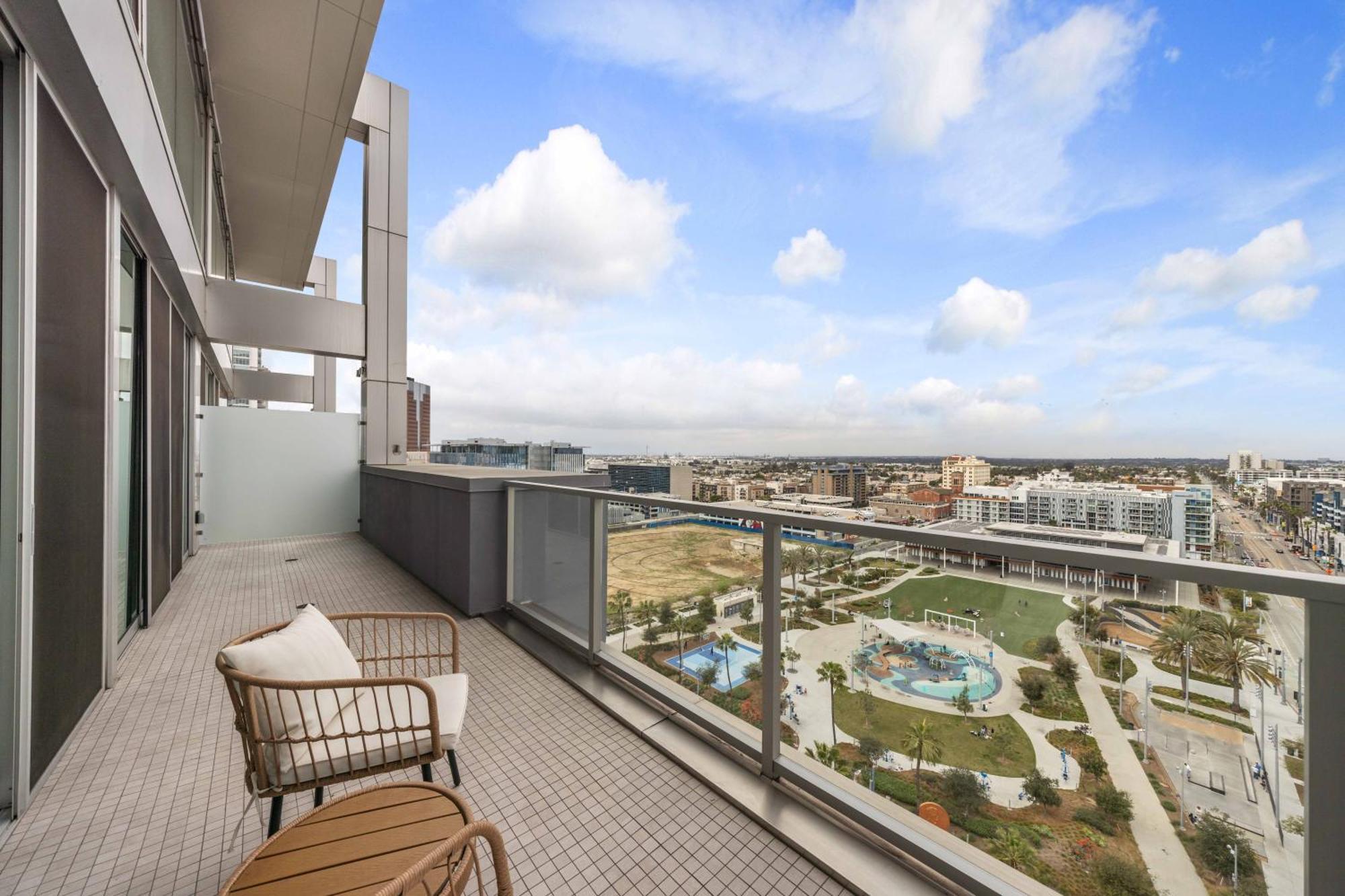 @ Marbella Lane - Downtown Haven In Long Apartment
