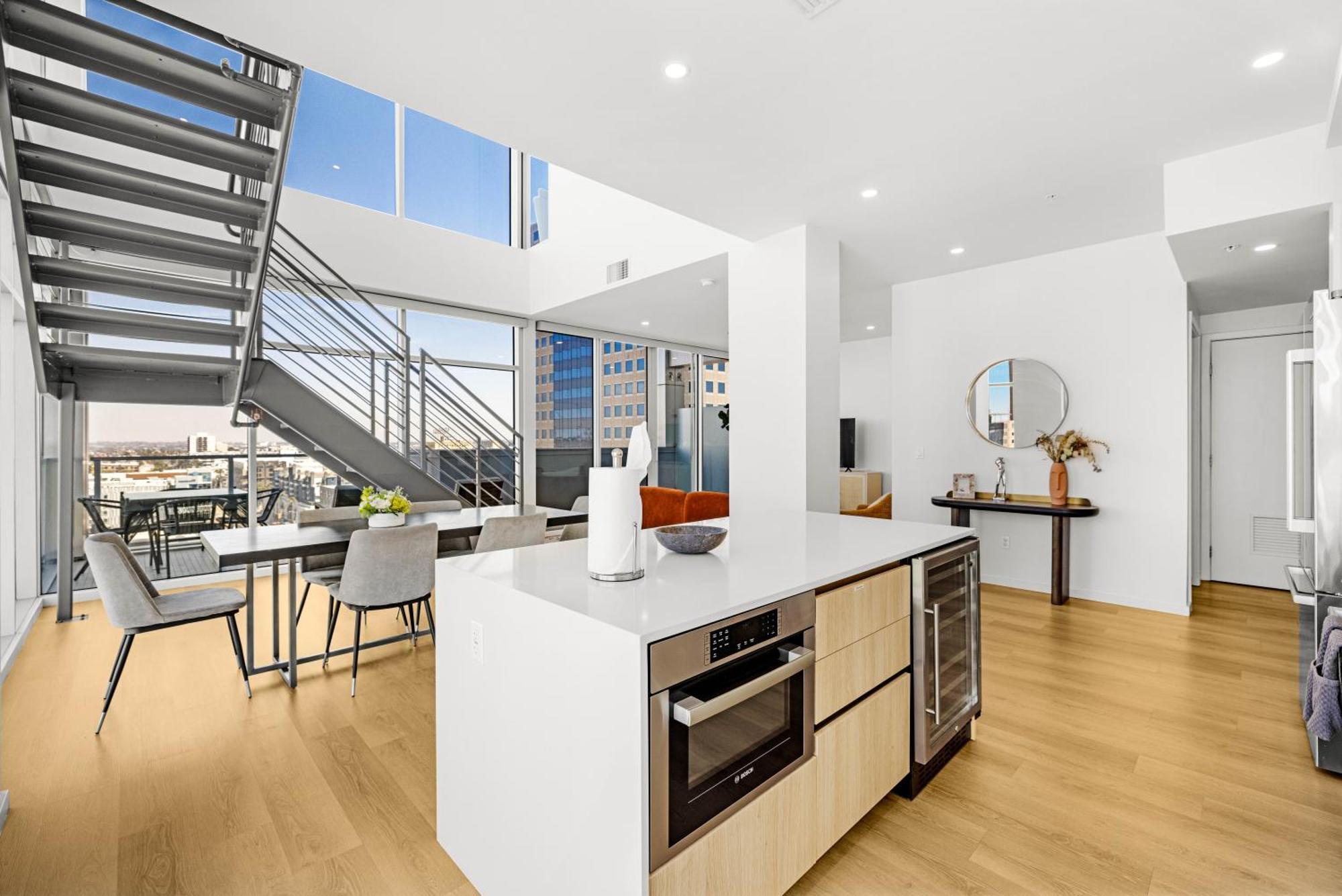 @ Marbella Lane - Luxe 3br Penthouse In Long